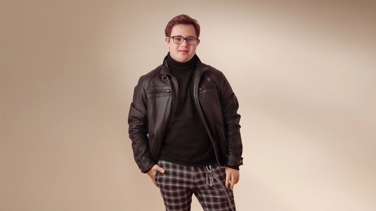 Photo of Ruben Reuter standing facing the camera wearing glasses